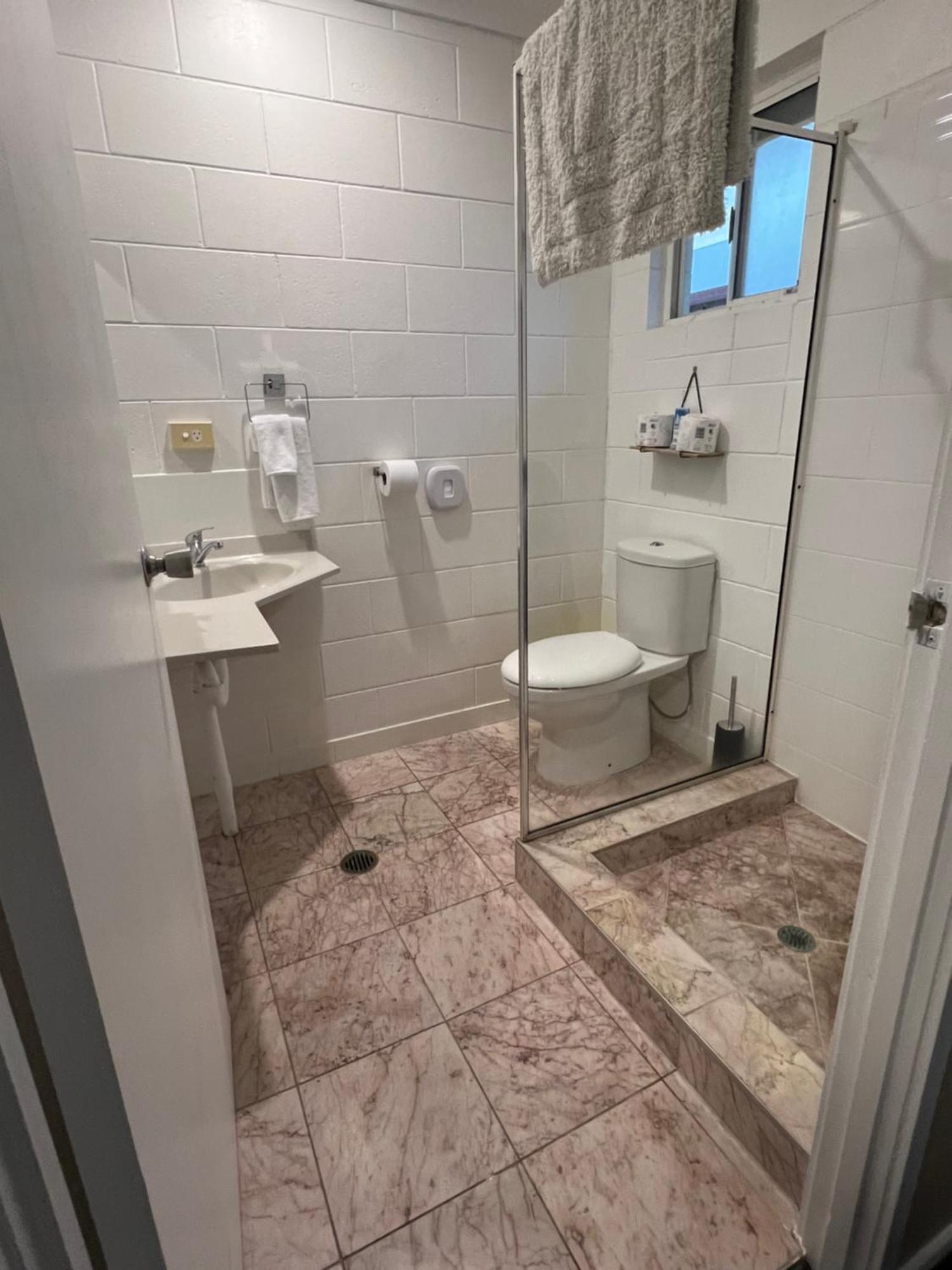 Spanish Lace Motor Inn Таунсвил Екстериор снимка