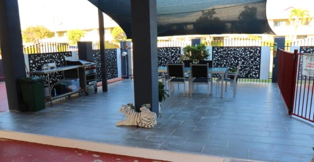 Spanish Lace Motor Inn Таунсвил Екстериор снимка